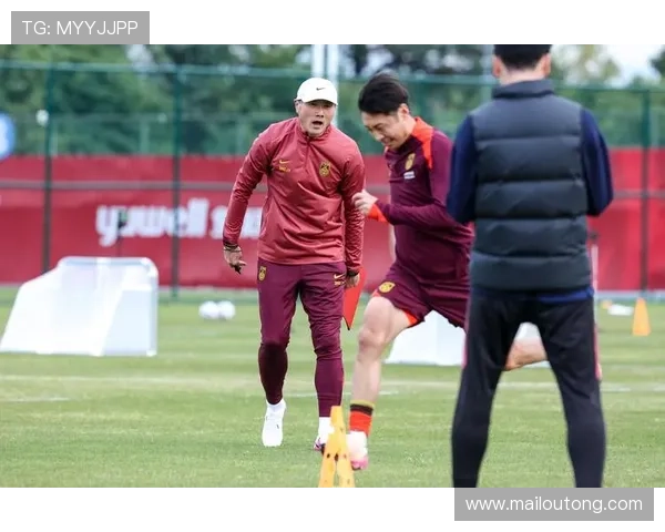 记者太少国足赛前改训练场采访